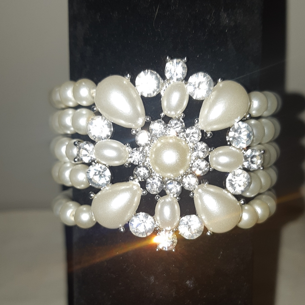 NWT Bridal Classic Chunky Lustrous Pearl and Crystal With Silver Accent Bracelet